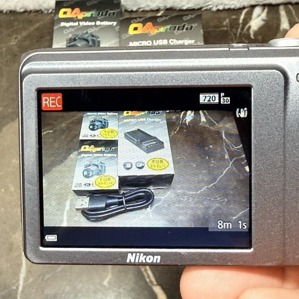Nikon COOLPIX S3700 20.1MP Digital Camera Silver***READ****